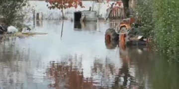 Përmbyten disa qarqe, reshjet i marrin jetën një personi në Korçë
