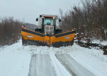 Ngrica në aksin Vithkuq-Panarit, Bashkia Korçë në terren për pastrimin e borës