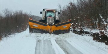 Ngrica në aksin Vithkuq-Panarit, Bashkia Korçë në terren për pastrimin e borës