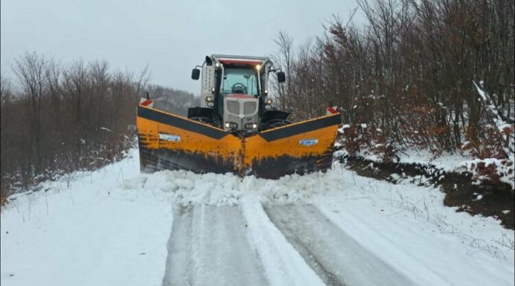 Ngrica në aksin Vithkuq-Panarit, Bashkia Korçë në terren për pastrimin e borës