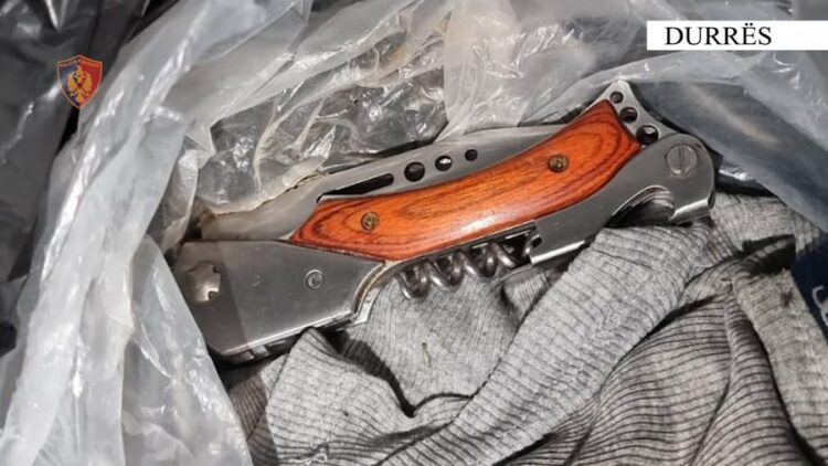 Plagosi me thikë 15-vjeçarin në Durrës, arrestohet i mituri