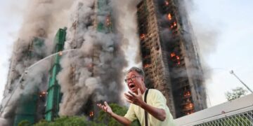 13 të vdekur pasi zjarri përfshiu blloqet e kullave të banimit në Hong Kong