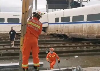 Treni përplas punëtorët në Kinë, vriten 11 persona
