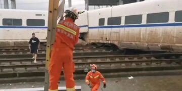 Treni përplas punëtorët në Kinë, vriten 11 persona