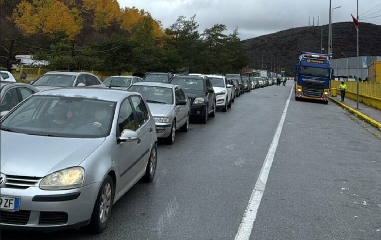 Shqiptarët festojnë Pavarësinë në Greqi, fluks makinash në Kapshticë