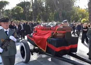 Fatos Nano përcillet për në banesën e fundit