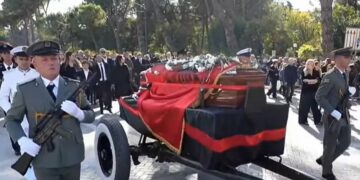 Fatos Nano përcillet për në banesën e fundit