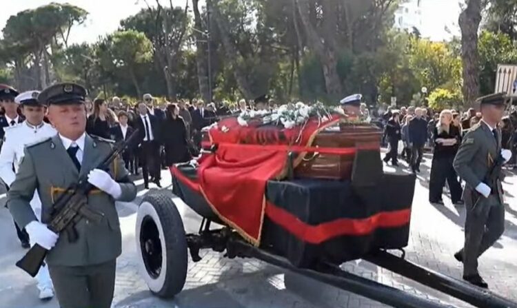 Fatos Nano përcillet për në banesën e fundit