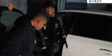 Qarkullonte me automjet i armatosur në qytetin e Kukësit, pranga 30-vjeçarit