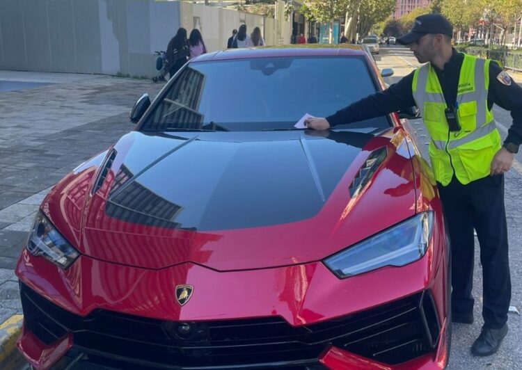 Bllokuan korsinë e emergjencës, policia heq me karroatrec makinat