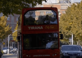 Rama prezanton autobusin turistik në Tiranë: Qyteti ynë plot ngjyra