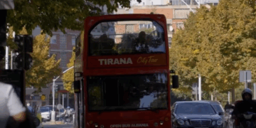 Rama prezanton autobusin turistik në Tiranë: Qyteti ynë plot ngjyra