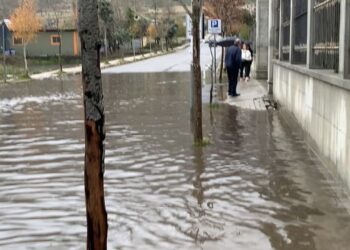 Reshjet e dendura të shiut në Bulqizë, përmbyten disa rrugë