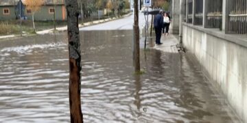 Reshjet e dendura të shiut në Bulqizë, përmbyten disa rrugë