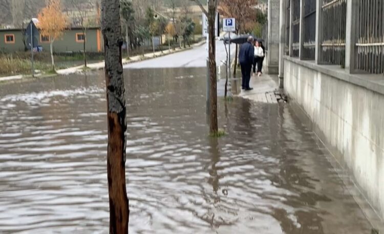 Reshjet e dendura të shiut në Bulqizë, përmbyten disa rrugë