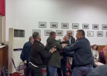 VIDEO/ Plas grushti në mbledhjen e Këshillit Bashkiak në Pogradec