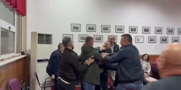 VIDEO/ Plas grushti në mbledhjen e Këshillit Bashkiak në Pogradec