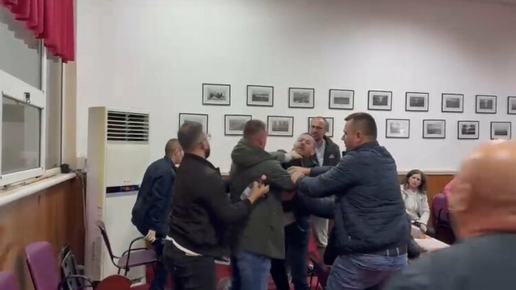 VIDEO/ Plas grushti në mbledhjen e Këshillit Bashkiak në Pogradec