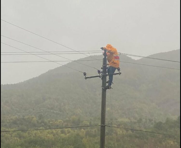 Moti i keq, dhjetëra fshatra dhe disa lagje në Gjirokastër pa energji