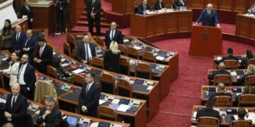 Rama prezanton buxhetin, opozita i kthen kurrizin