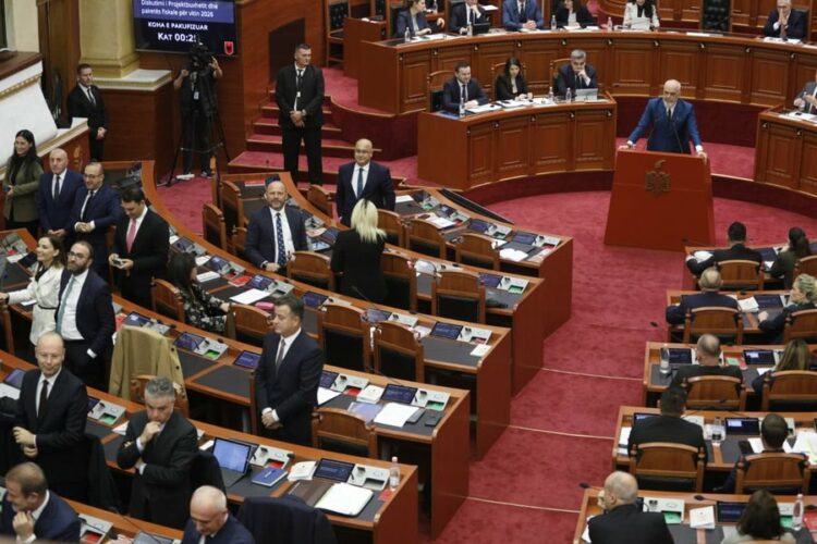 Rama prezanton buxhetin, opozita i kthen kurrizin