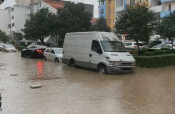 Rikthehen reshjet e shiut, përmbytje rrugësh në disa lagje në Lezhë