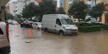 Rikthehen reshjet e shiut, përmbytje rrugësh në disa lagje në Lezhë