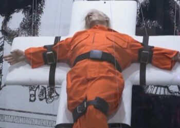 I lidhur në një kryq dhe me uniformën e të burgosurit, skulptura prej dylli e Trump