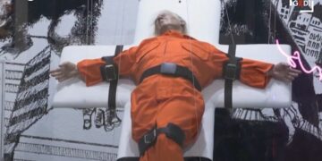 I lidhur në një kryq dhe me uniformën e të burgosurit, skulptura prej dylli e Trump