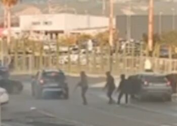 VIDEO/ Vrasja në Rinas, tre persona qëllojnë njëkohësisht me armë drejt makinës