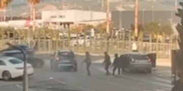VIDEO/ Vrasja në Rinas, tre persona qëllojnë njëkohësisht me armë drejt makinës