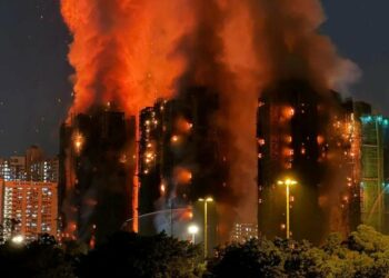 Zjarri përfshiu blloqet e kullave të banimit në Hong Kong, mbi 30 viktima