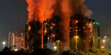 Zjarri përfshiu blloqet e kullave të banimit në Hong Kong, mbi 30 viktima