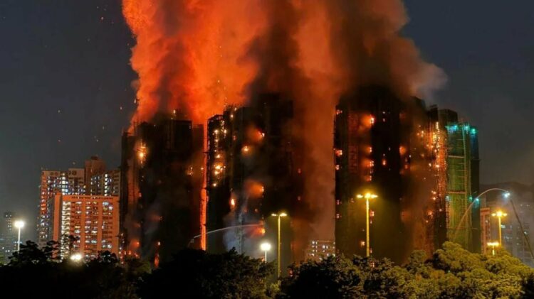 Zjarri përfshiu blloqet e kullave të banimit në Hong Kong, mbi 30 viktima