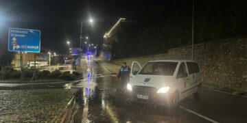 Rreziku nga gurët, bllokohet rruga në Qafë Thanë