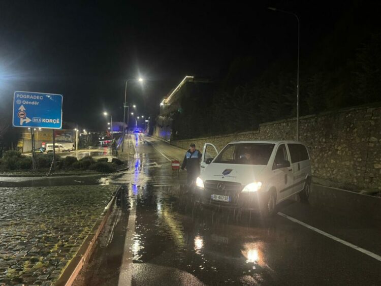 Rreziku nga gurët, bllokohet rruga në Qafë Thanë