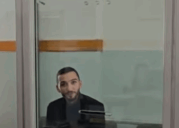 Vrau babain me thikë, 25-vjeçari në gjykatë: Nuk e di kush e ka sulmuar