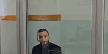 Vrau babain me thikë, 25-vjeçari në gjykatë: Nuk e di kush e ka sulmuar