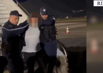 Momenti i ekstradimit të 31-vjeçarit, në kërkim për prodhim dhe shitje narkotikësh