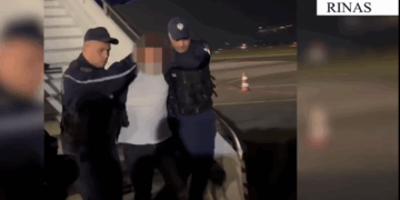 Momenti i ekstradimit të 31-vjeçarit, në kërkim për prodhim dhe shitje narkotikësh