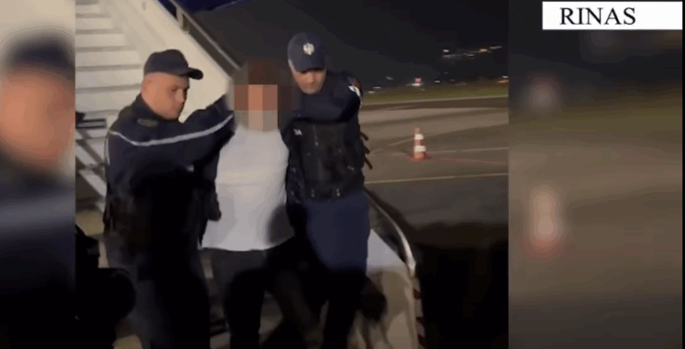 Momenti i ekstradimit të 31-vjeçarit, në kërkim për prodhim dhe shitje narkotikësh