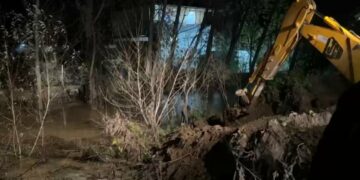 Reshjet e shiut rëndojnë situatën në Maliq, fshati Sheqeras rrezikon të përmbytet