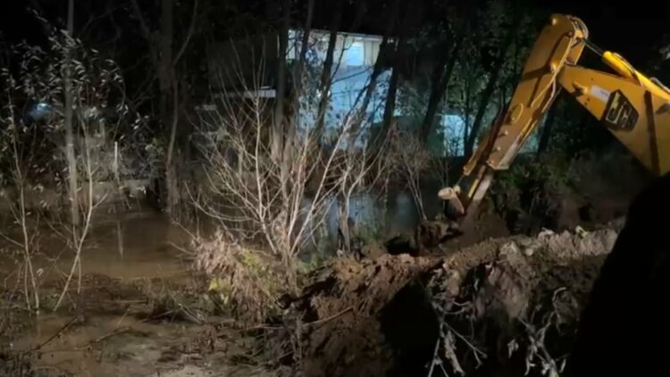 Reshjet e shiut rëndojnë situatën në Maliq, fshati Sheqeras rrezikon të përmbytet