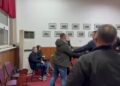 Sherri në Këshillin Bashkiak në Pogradec, arrestohet qytetari që goditi punonjësin