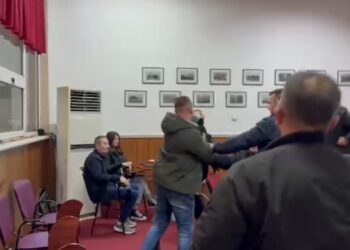 Sherri në Këshillin Bashkiak në Pogradec, arrestohet qytetari që goditi punonjësin