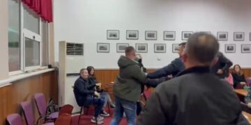 Sherri në Këshillin Bashkiak në Pogradec, arrestohet qytetari që goditi punonjësin
