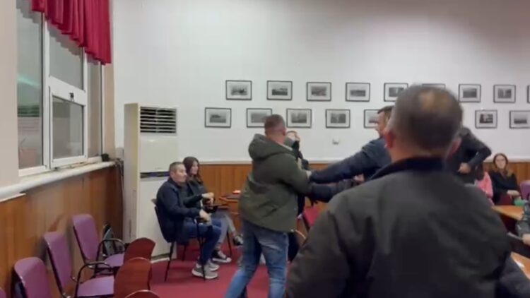 Sherri në Këshillin Bashkiak në Pogradec, arrestohet qytetari që goditi punonjësin