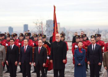 Dita e Çlirimit, krerët e shtetit homazhe në varrezat e Dëshmorëve të Kombit