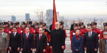 Dita e Çlirimit, krerët e shtetit homazhe në varrezat e Dëshmorëve të Kombit