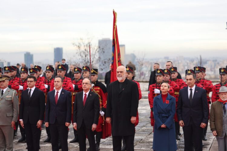 Dita e Çlirimit, krerët e shtetit homazhe në varrezat e Dëshmorëve të Kombit